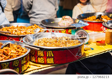 台北　饒河街夜市の屋台グルメ 127968213