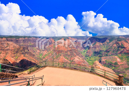 カウアイ島のワイメア渓谷の絶景 カウアイ島のワイメア渓谷の絶景 127968478
