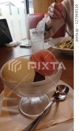 ストロベリー バニラ チョコの3色アイス 127968510