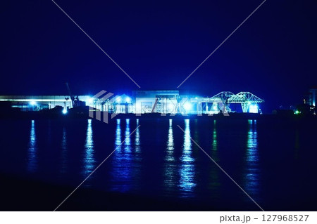 対岸の美しい工場夜景 対岸の美しい工場夜景 127968527