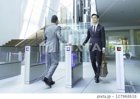 オフィスのエントランスを歩くスーツを着たビジネスマン 撮影協力:スカパー東京メディアセンター オフィスのエントランスを歩くスーツを着たビジネスマン 撮影協力:スカパー東京メディアセンター 127968618