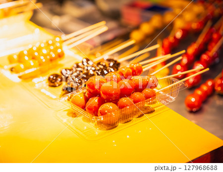 台北　寧夏夜市　屋台のフルーツ飴 127968688