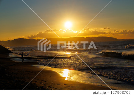 湘南の海 七里ヶ浜海岸の日の出 湘南の海 七里ヶ浜海岸の日の出 127968703