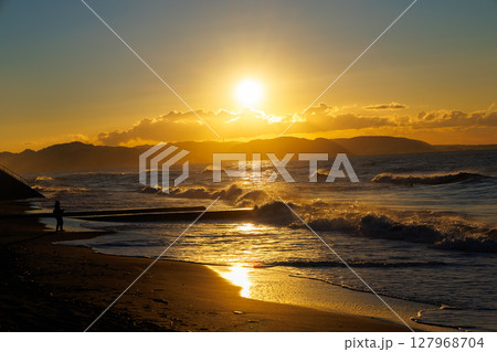 湘南の海 七里ヶ浜海岸の日の出 湘南の海 七里ヶ浜海岸の日の出 127968704