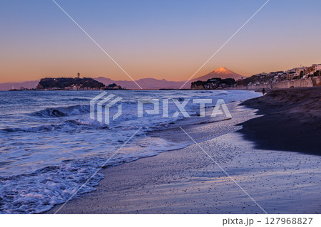 湘南の海　早朝の七里ヶ浜海岸より望む富士山 127968827