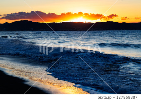 湘南の海　日の出の七里ヶ浜海岸 127968887