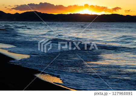 湘南の海　日の出の七里ヶ浜海岸 127968891
