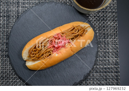 少し懐かしくてシンプルな焼きそばパン 127969232