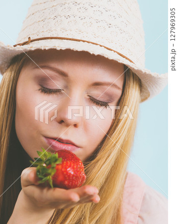 Happy woman holding strawberries 127969305