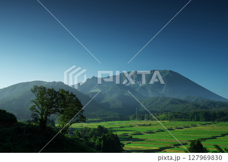 田園風景が広がる鳥取県の初夏の伯耆大山 127969830