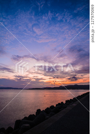 ラグナシアに沈む夕日　対岸から見た夕焼け 4 127970069
