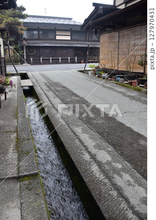 日本の岐阜県の春 高山市中心部の古い町並み 歴史的な日本家屋と小さな水路 道端に置かれた美しい鉢植え 日本の岐阜県の春 高山市中心部の古い町並み 歴史的な日本家屋と小さな水路 道端に置かれた美しい鉢植え 127970431