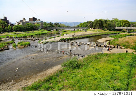 加茂川と高野川が交わる水辺の憩い場… 京都の『鴨川デルタ』こと【糺河原】 127971011