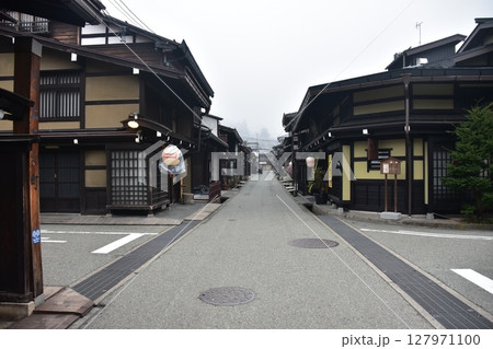 日本の岐阜県 高山市の上三之町の古い町並 歴史を感じさせる古民家と装飾の提灯 春の高山祭期間中の様子 日本の岐阜県 高山市の上三之町の古い町並 歴史を感じさせる古民家と装飾の提灯 春の高山祭期間中の様子 127971100