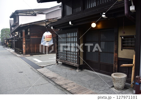 日本の岐阜県 高山市の上三之町の古い町並 歴史を感じさせる古民家と装飾の提灯 春の高山祭期間中の様子 日本の岐阜県 高山市の上三之町の古い町並 歴史を感じさせる古民家と装飾の提灯 春の高山祭期間中の様子 127971101