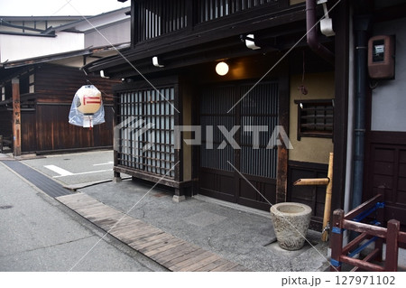 日本の岐阜県 高山市の上三之町の古い町並 歴史を感じさせる古民家と装飾の提灯 春の高山祭期間中の様子 日本の岐阜県 高山市の上三之町の古い町並 歴史を感じさせる古民家と装飾の提灯 春の高山祭期間中の様子 127971102