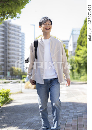 街を歩く40代の男性 127971491