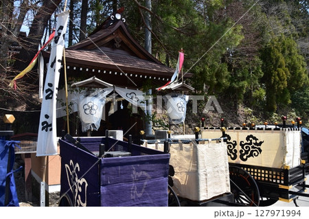 日本の岐阜県高山市 春の高山祭期間中 神社の境内に置かれた祭用の台車 日本の岐阜県高山市 春の高山祭期間中 神社の境内に置かれた祭用の台車 127971994