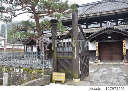 日本の春　岐阜県の高山市　旧高山町役場　高山市政記念館　歴史を感じさせるレトロな日本家屋 127972003