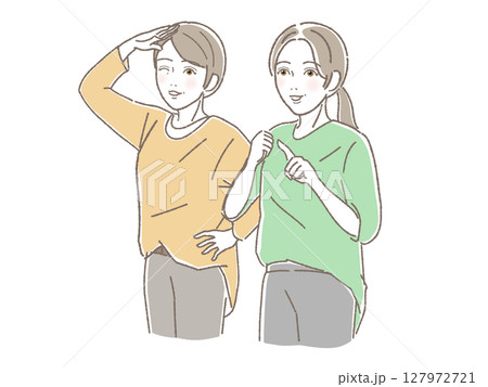 遠くをみて微笑む中高年女性二人 127972721