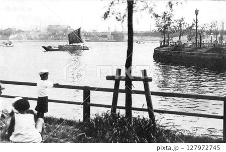 古写真　1932年　東京　浅草の隅田公園から望む隅田川と吾妻橋 127972745