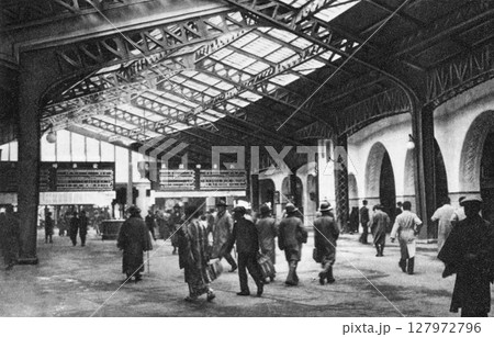 古写真 1932年 東京 上野駅構内 古写真 1932年 東京 上野駅構内 127972796