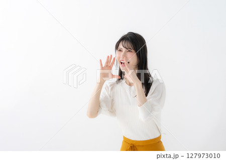 呼びかけをする女性 呼びかけをする女性 127973010