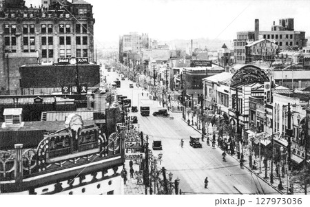 古写真　1932年　東京　銀座四丁目から望む銀座中央通りの六丁目方面 127973036