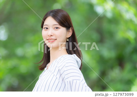 女性 新緑 公園 女性 新緑 公園 127973099