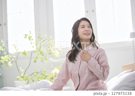 パジャマでくつろぐ若い女性 127973138