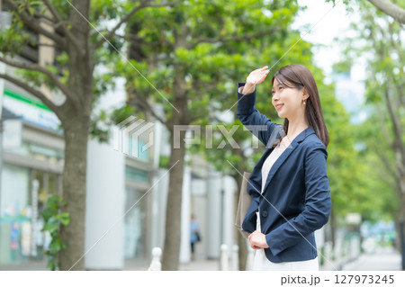 女性　ビジネス	 127973245
