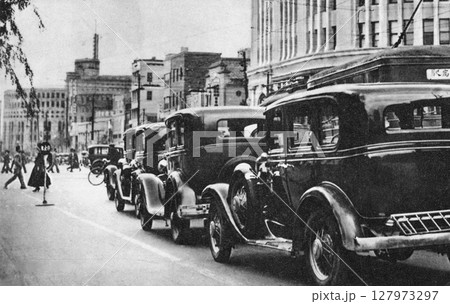 古写真 1932年 東京 晴海通りの銀座四丁目付近 古写真 1932年 東京 晴海通りの銀座四丁目付近 127973297