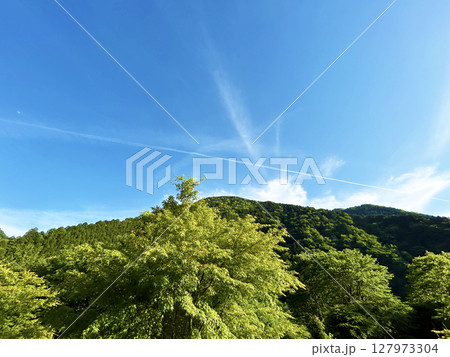 爽やかな青空と山 127973304