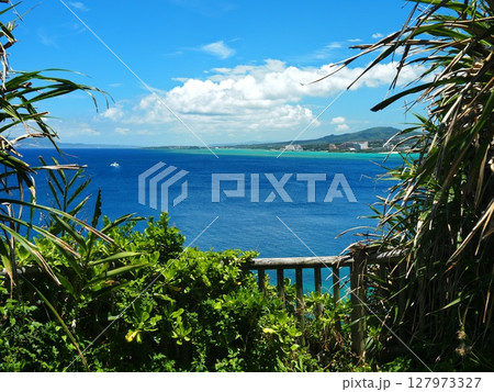 沖縄県恩納村　真栄田岬の崖から眺める絶景 127973327
