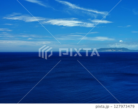 沖縄県恩納村、真栄田岬の崖から眺める美しい海 127973479