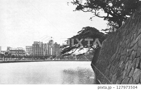 古写真　1932年　東京　馬場先門から望む日比谷濠と美松百貨店 127973504