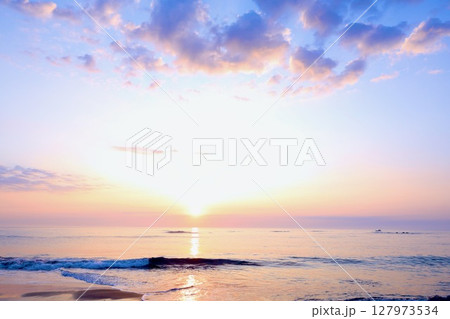 美しい海の朝日 127973534