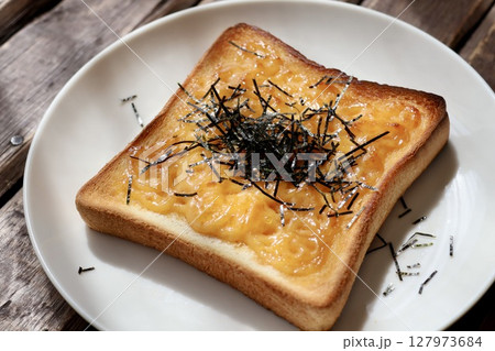 刻み海苔を乗せた明太マヨネーズトースト 127973684