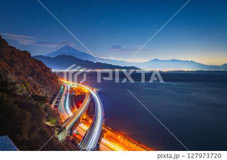 （静岡県）薩埵峠から望む富士山　夜明け 127973720