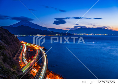 （静岡県）薩埵峠から望む富士山　夜明け 127973723