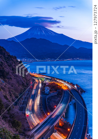 （静岡県）薩埵峠から望む富士山　夜明け 127973724