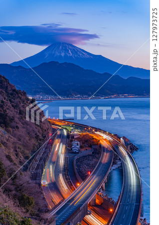 （静岡県）薩埵峠から望む富士山　夜明け 127973725