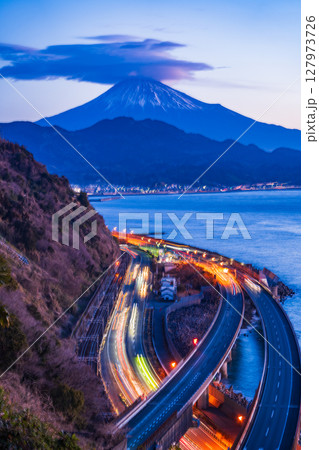 （静岡県）薩埵峠から望む富士山　夜明け 127973726