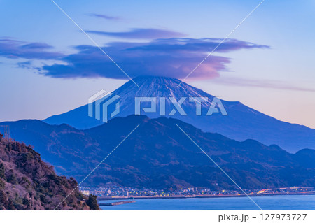 （静岡県）薩埵峠から望む富士山　夜明け 127973727