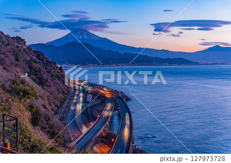 (静岡県)薩埵峠から望む富士山 夜明け (静岡県)薩埵峠から望む富士山 夜明け 127973728