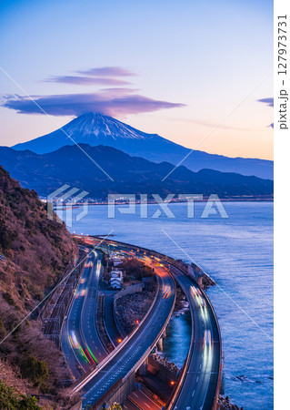 （静岡県）薩埵峠から望む富士山　夜明け 127973731