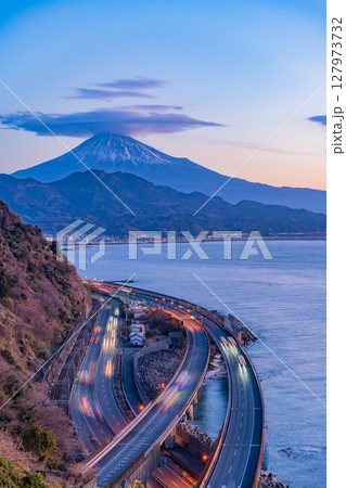 (静岡県)薩埵峠から望む富士山 夜明け (静岡県)薩埵峠から望む富士山 夜明け 127973732