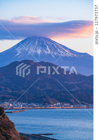 (静岡県)薩埵峠から望む富士山 夜明け (静岡県)薩埵峠から望む富士山 夜明け 127973737