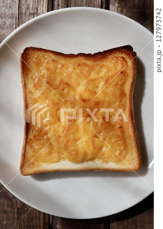 明太マヨネーズを塗って焼いたトースト 127973742