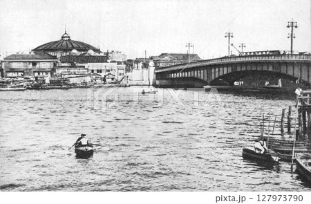 古写真　1932年　東京　隅田川に架かる両国橋と両国国技館 127973790